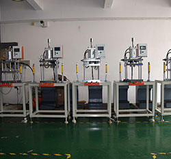廣東某擠壓成型設(shè)備廠家使用我司的行程可調(diào)氣缸增壓壓力機(jī) 廣東某擠壓成型設(shè)備廠家使用我司的行程可調(diào)氣缸增壓壓力機(jī)
